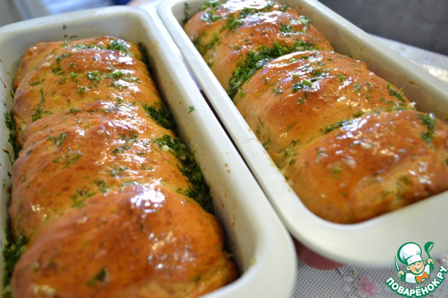 Aromatic loaf with garlic sauce