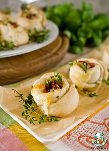 Cream scones with thyme, mozzarella and sun-dried tomatoes