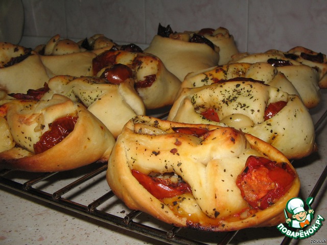 Muffin with roasted tomatoes and garlic