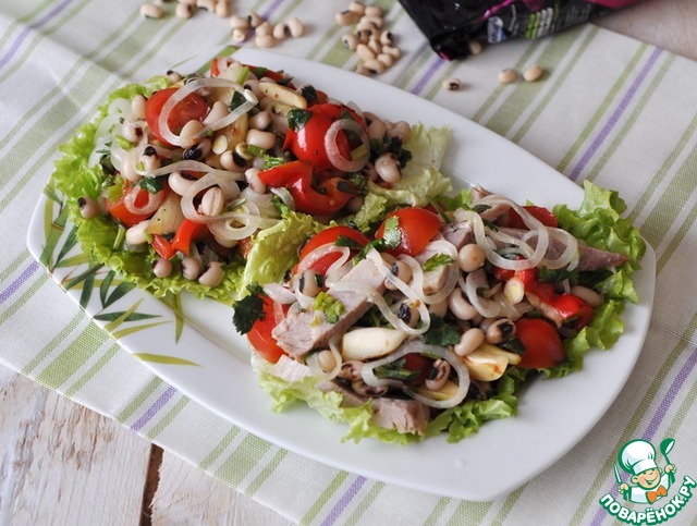 Salad with beans and marinated pork