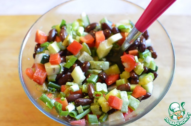 Salad with beans and seafood 