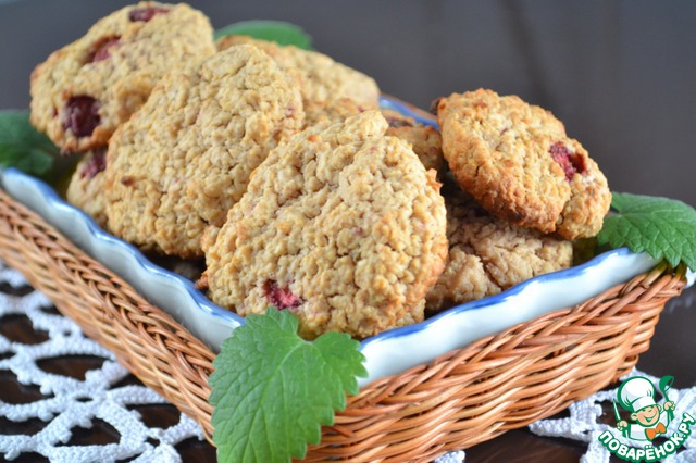 Oatmeal cookies with strawberries