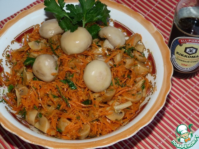 Salad of mushrooms with carrots and garlic