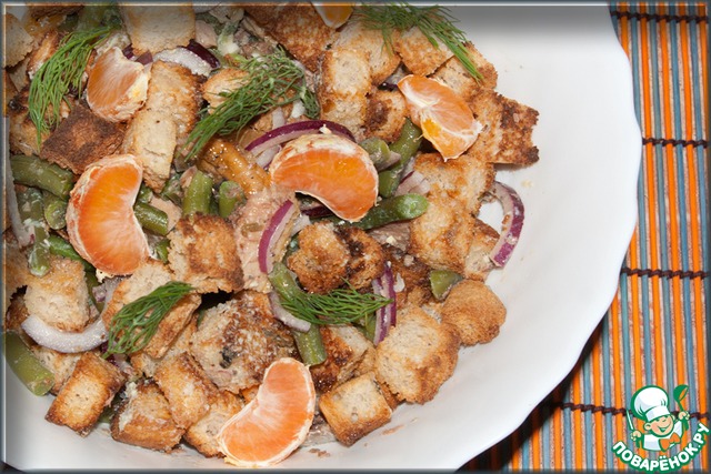 Salad with saury and crackers