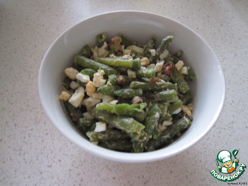 Salad with green beans and walnuts