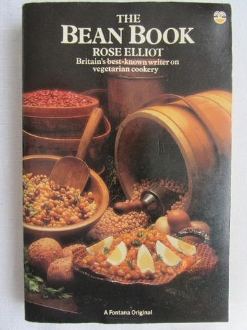 Soup of white beans with tomatoes