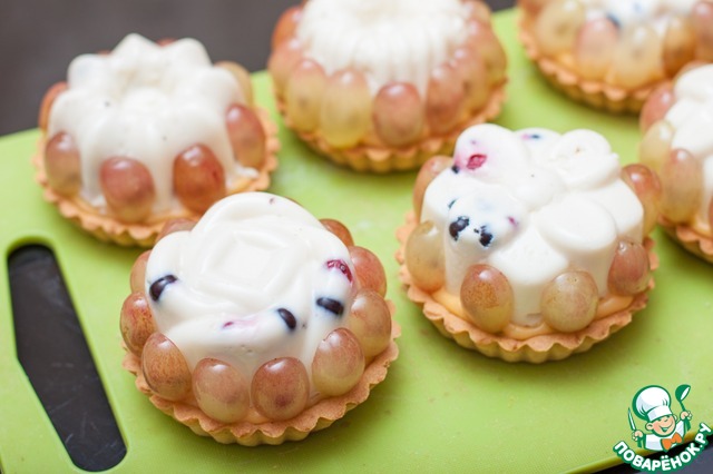 Tartlets with berry Panna cotta