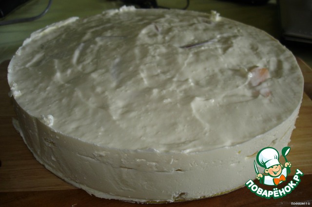 Cake with sour cream souffle and fruits