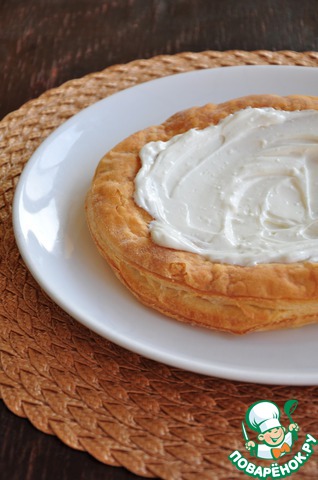 Tart with salmon, avocado and cottage cheese cream