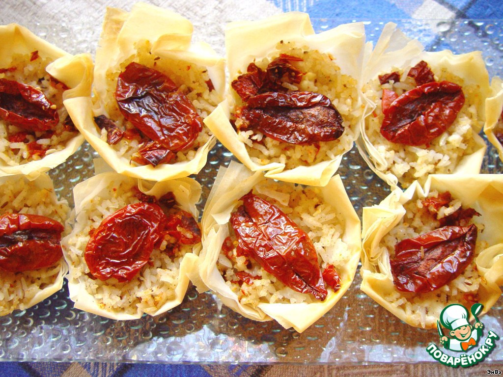 Baskets of Filo pastry with rice, cheese and sun-dried tomatoes