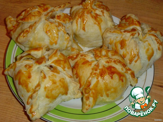 Apples with cinnamon, baked in puff pastry