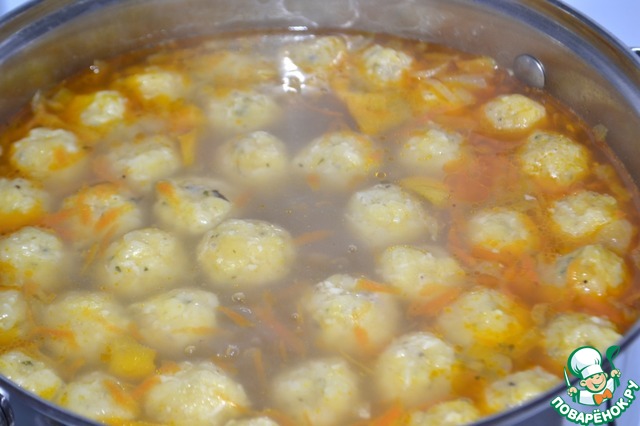 Vegetable soup with cheese balls