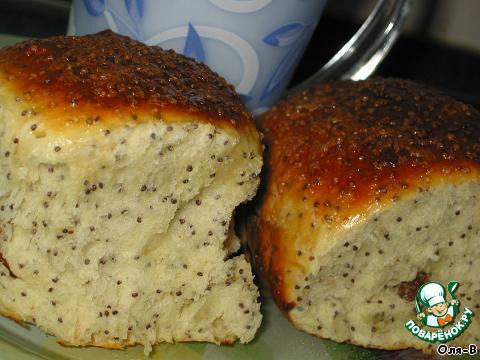 Buns with poppy seeds and raisins