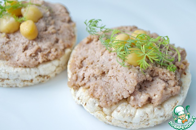 Salad of chickpeas on toast