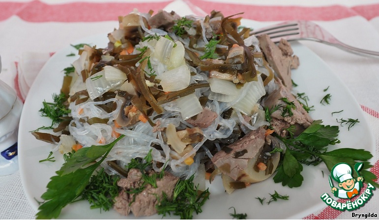 Warm salad with chicken liver, seaweed and funchoza