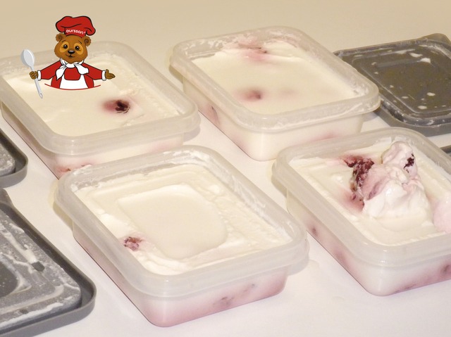 Creamy yoghurt with cherries