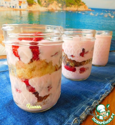 Trifle with strawberry yogurt