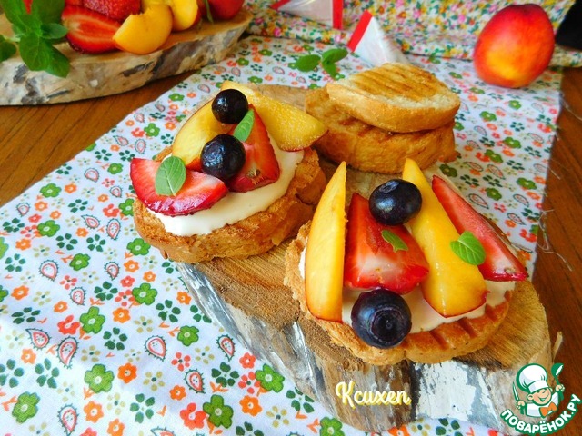 Fruit bruschetta with cheese