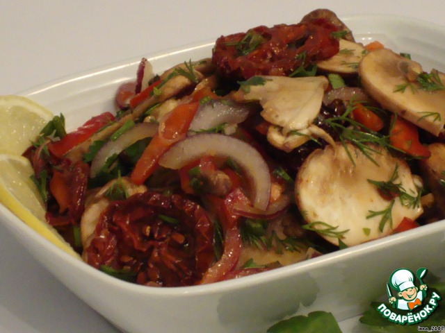 Salad of mushrooms with sun-dried tomatoes