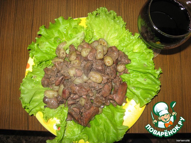 Warm salad with chicken liver and grapes