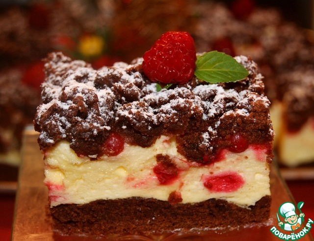 Chocolate cake with pudding and berries