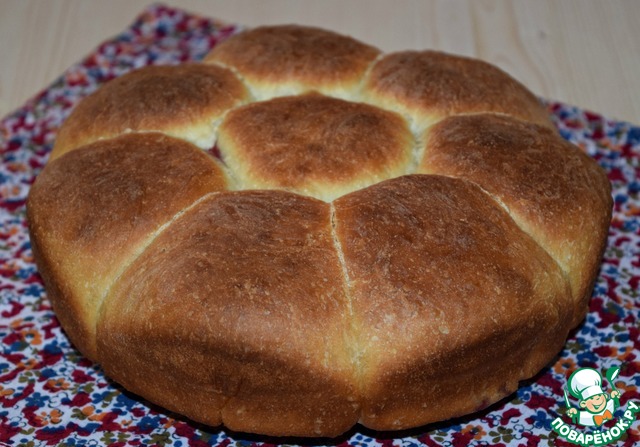 Lenten buns with raspberries and nuts