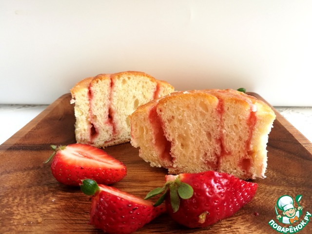 Vanilla scones with strawberry jam