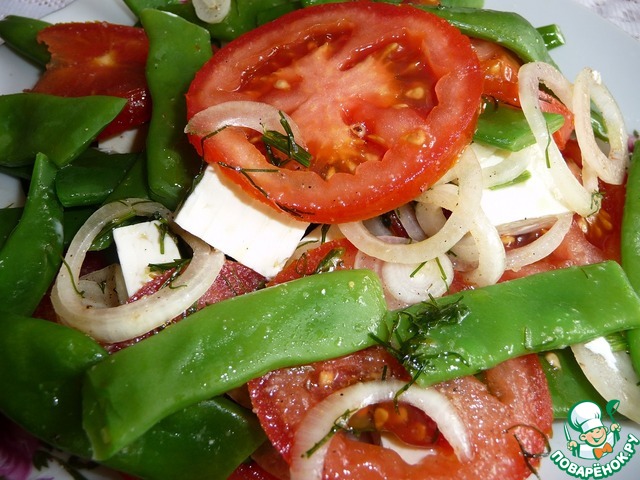 Salad of green beans, tomatoes and cheese