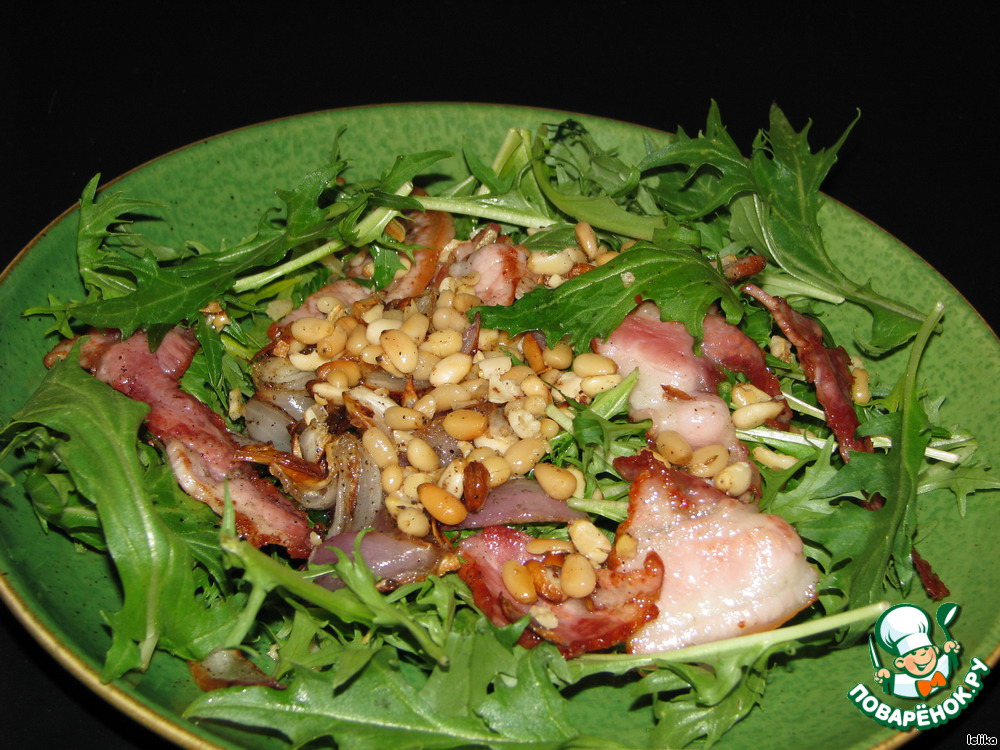 Warm salad with bacon and nuts