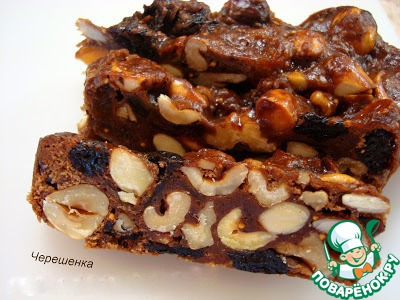 Spicy Italian cake with nuts and dried fruits