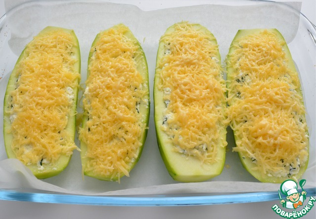 Courgettes stuffed with cottage cheese