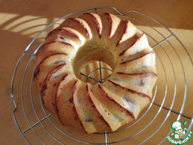 Delicate cake with grapes