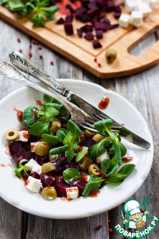 Salad of roasted beets with raspberry sauce