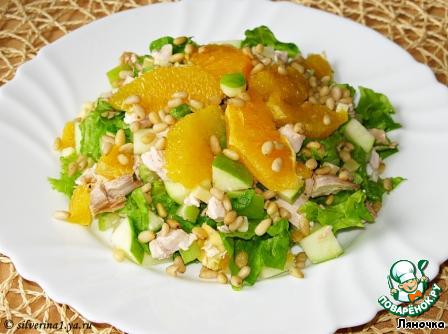 Salad with chicken and pine nuts