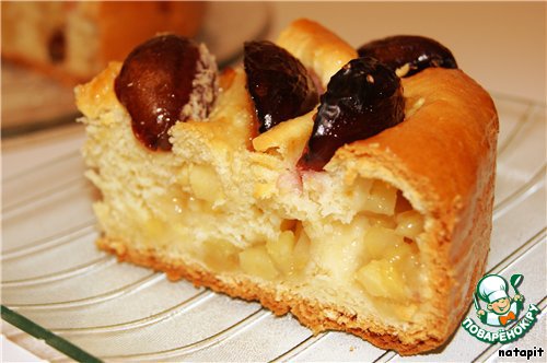 Ring plum cake