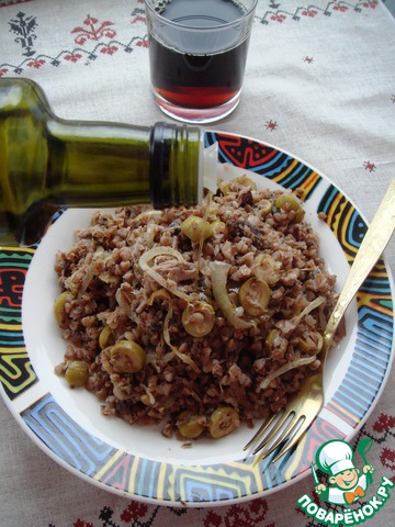 Amazing buckwheat porridge with tuna and olives