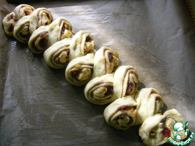 Roll-spike with dates and raisins