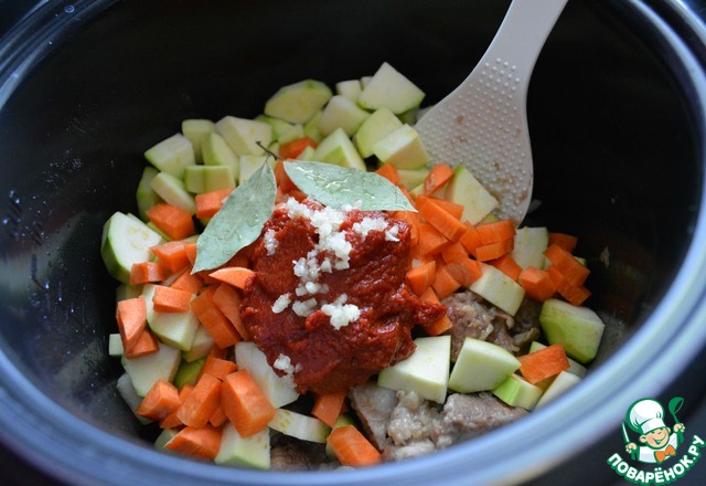 Zucchini with meat in a slow cooker