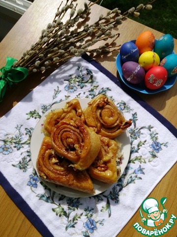 Night buns with caramel and nuts