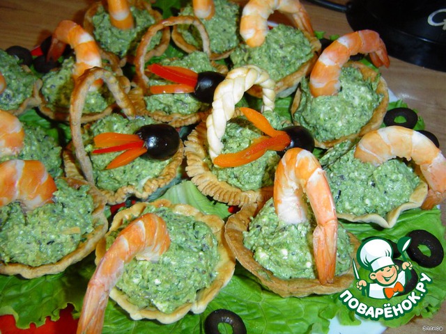Puff pastry baskets with prawns and spinach