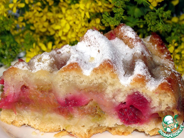 Pie with rhubarb and raspberries