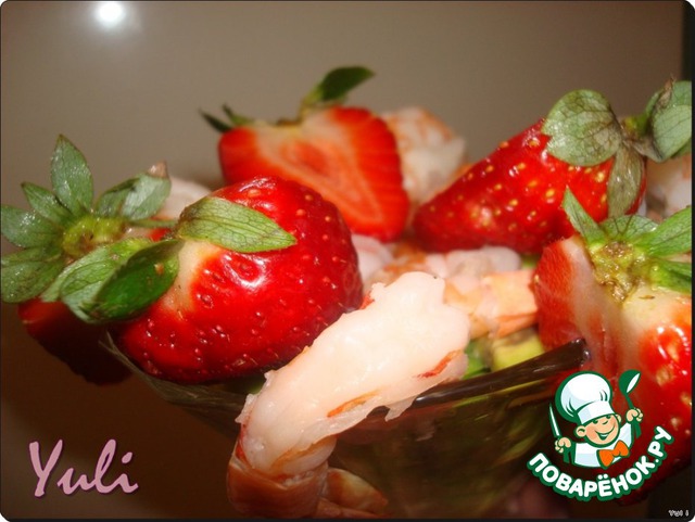 Prawn salad with strawberries