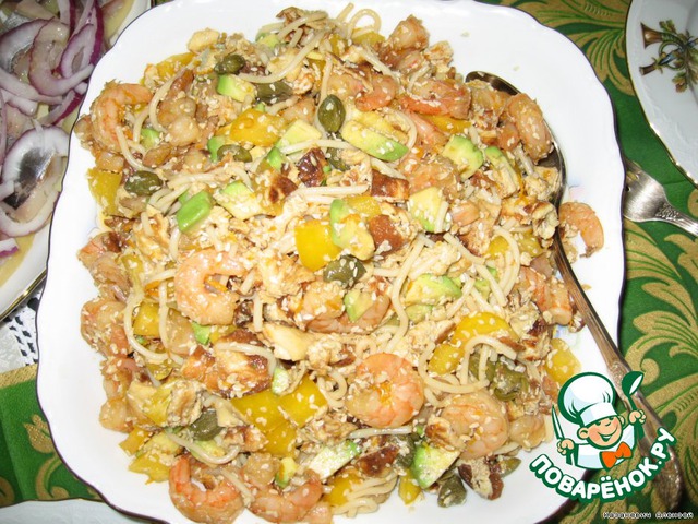 Salad with rice noodles, sweet shrimp and avocado