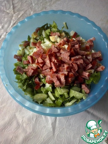 Green salad with sausage 