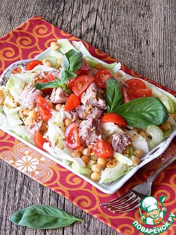 Salad with chickpeas and tuna