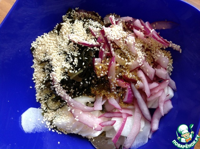 Salad with daikon and seaweed