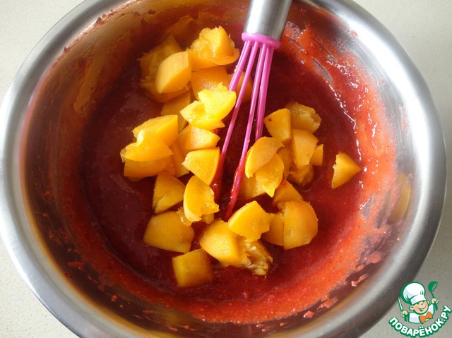 Strawberry jelly with apricots