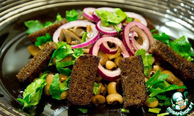 Salad with beans and croutons borodinskii