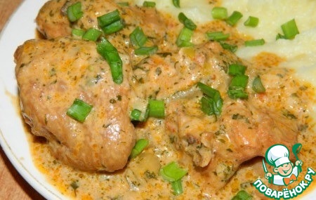 Chicken in creamy garlic sauce in a slow cooker