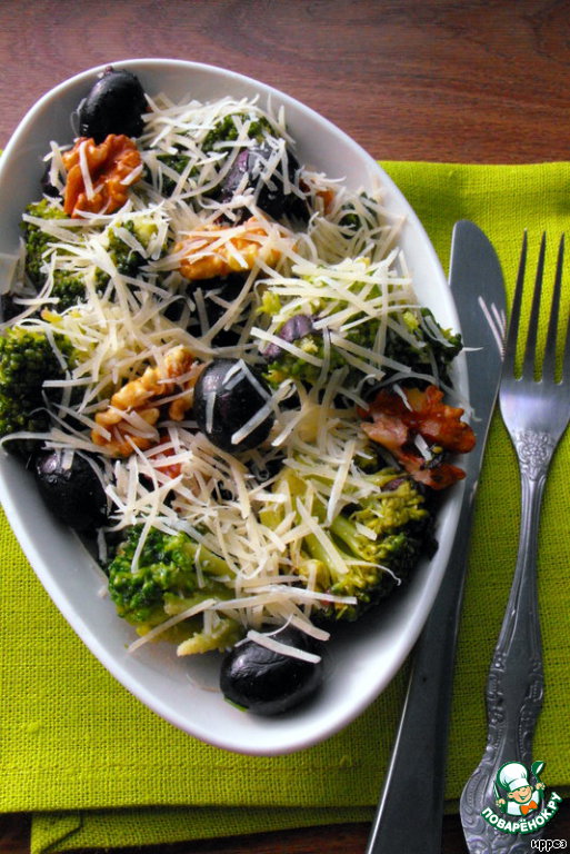 Salad with broccoli, walnuts and Parmesan